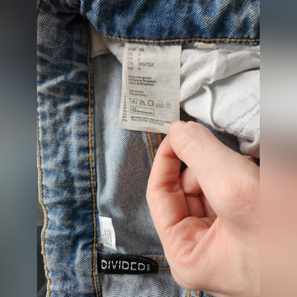 H&M Stonewash Mom Jeans (Light Denim, Size 6) - Picture 3 of 3